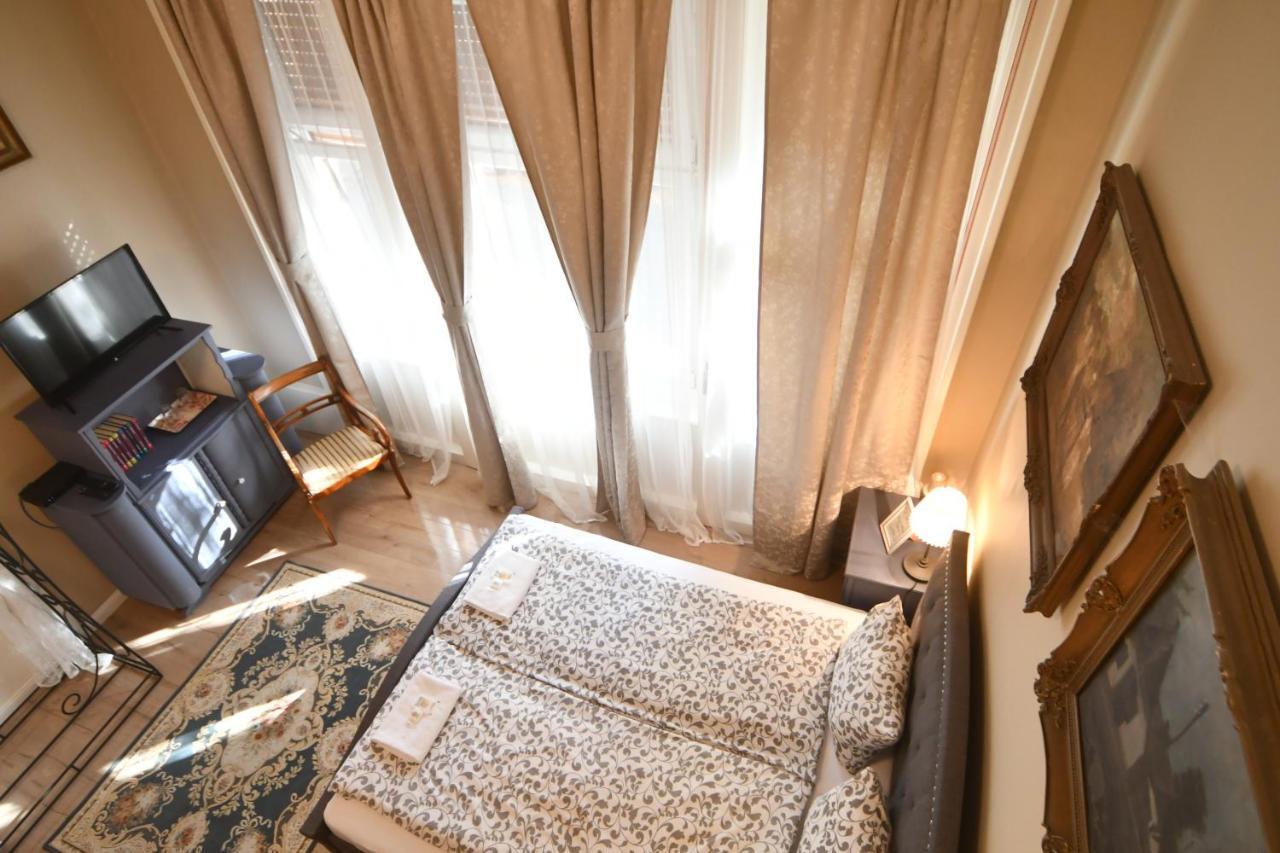 Tulipan Villa Panzio 索尔诺克 外观 照片