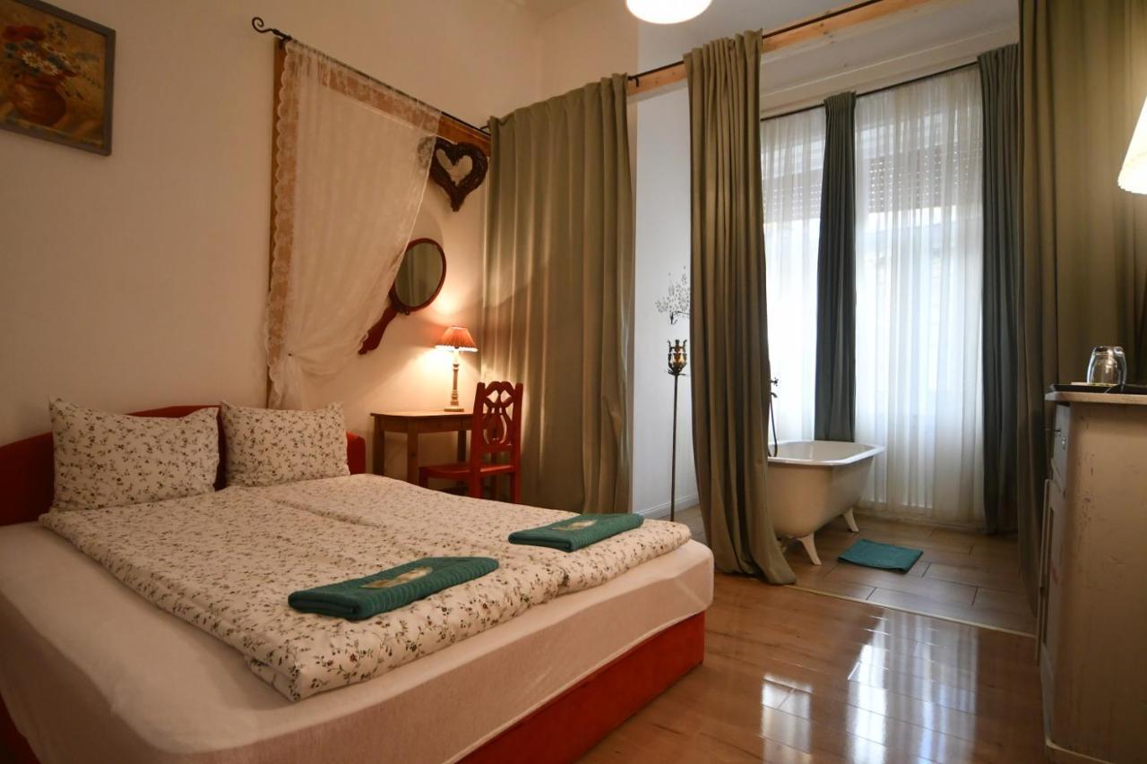 Tulipan Villa Panzio 索尔诺克 外观 照片