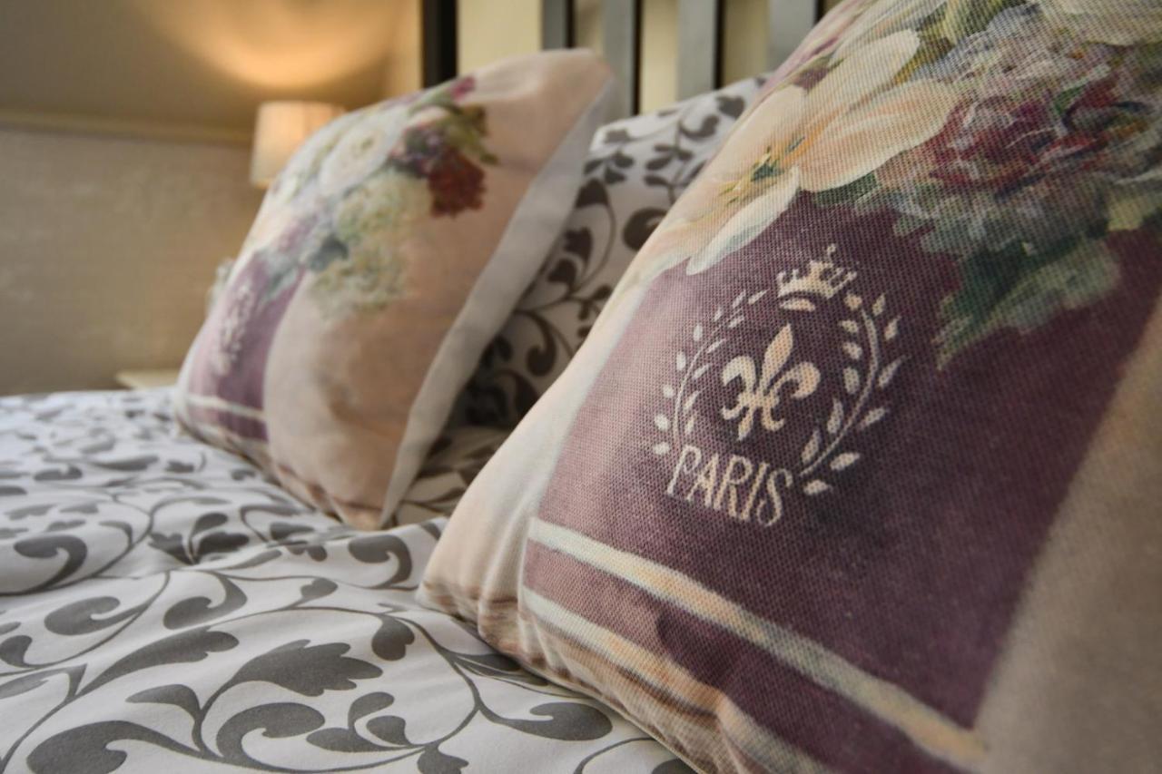 Tulipan Villa Panzio 索尔诺克 外观 照片