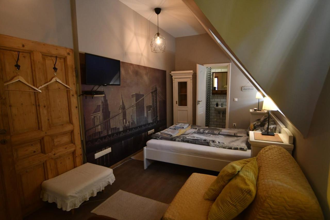 Tulipan Villa Panzio 索尔诺克 外观 照片